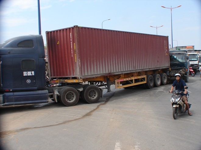 Xe ben nát đầu sau cú húc đuôi container - ảnh 1